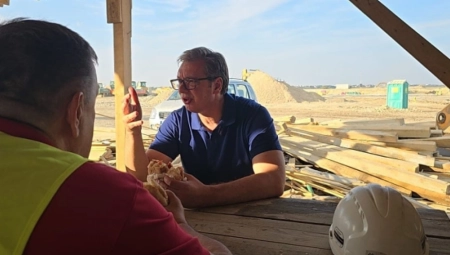VUČIĆ SE JAVIO SA EXPO GRADILIŠTA: Posetio sam vredne radnike koji rade na +40, doneo im, šta drugo, nego po sendvič i jabuku