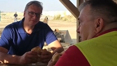 HIT SNIMAK PREDSEDNIKA VUČIĆA "Sedi pored mene, ja jedem sendvič!" (VIDEO)
