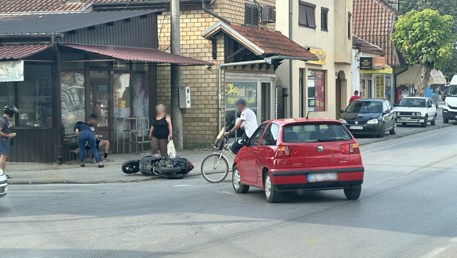 UDES U CENTRU ČAČKA. POVREĐEN MOTOCIKLISTA Delovi vozila rasuti po putu