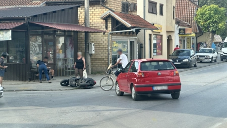 UDES U CENTRU ČAČKA. POVREĐEN MOTOCIKLISTA Delovi vozila rasuti po putu
