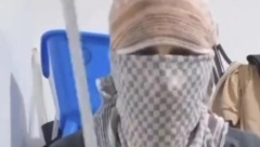 TERORISTA DRŽI NOŽ I VIČE "ISEĆI ĆU VAM VENE" Islamska država objavila snimak kako Sirijac najavljuje pokolj u Nemačkoj