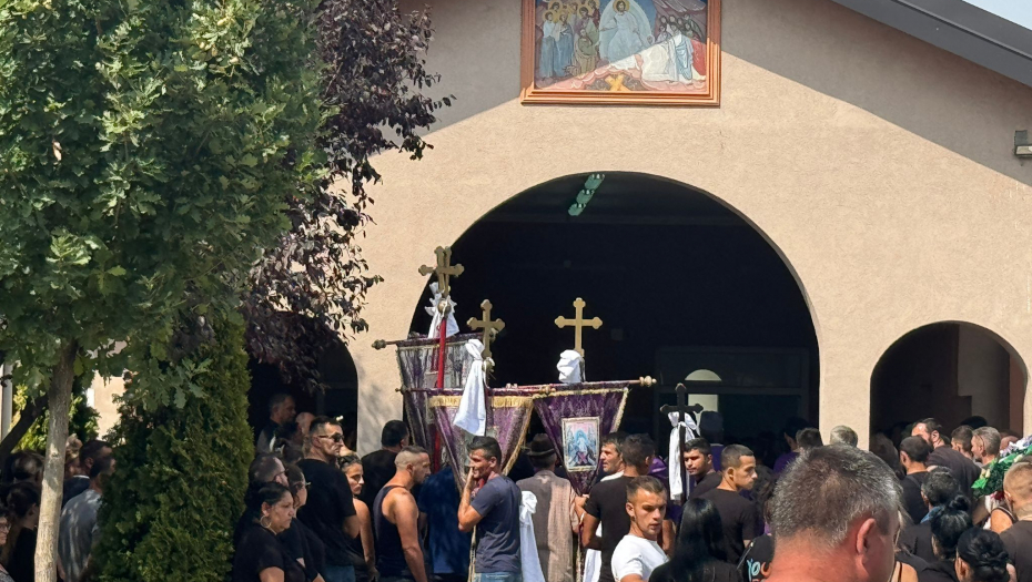 ČETIRI SVEŠTENIKA DRŽE OPELO NASTRADALOJ PORODICI IZ NOVOG SADA Ispred kapele reka ljudi (FOTO/VIDEO)