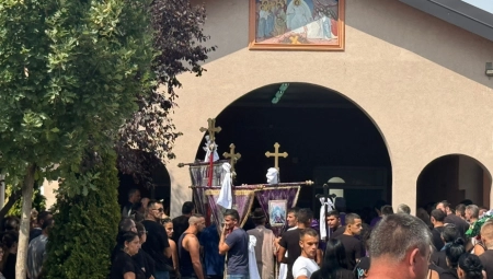 ČETIRI SVEŠTENIKA DRŽE OPELO NASTRADALOJ PORODICI IZ NOVOG SADA Ispred kapele reka ljudi (FOTO/VIDEO)