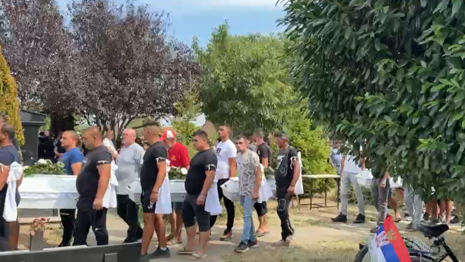 ČETIRI BELA KOVČEGA ZA ČETIRI ANĐELA Sahranjena porodica iz Novog Sada (FOTO/VIDEO)