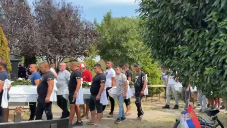 ČETIRI BELA KOVČEGA ZA ČETIRI ANĐELA Sahranjena porodica iz Novog Sada (FOTO/VIDEO)