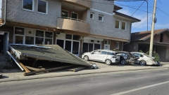 SEO ZA VOLAN PA NAPRAVIO HAOS - BMW velikom brzinom udario u tri parkirana vozila i tendu ispred kuće