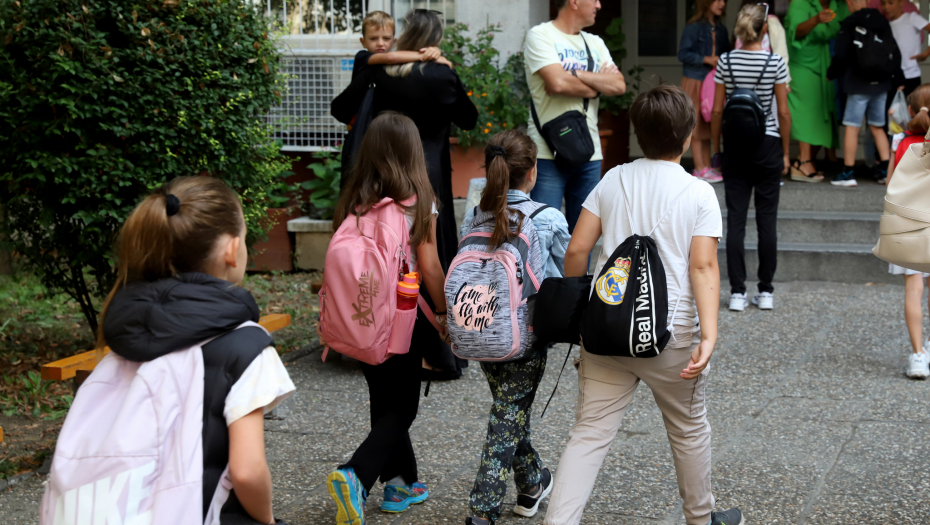 RASPUST ZA UČENIKE VEĆ U NOVEMBRU! Objavljen kalendar rada u novoj školskoj godini, OVI datumi su đacima najvažniji!