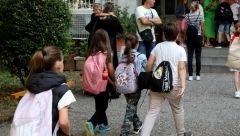 OVAKO SE ISPRAĆA U PENZIJU Emotivan događaj priredili su đaci svom učitelju u Ivanjici
