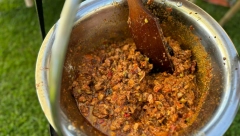 SUVO GROŽĐE, KISLEI KRASTAVČIĆI I BELI BUBREZI Kuvar Mršo je vrhunski majstor za spremanje gulaša od ovog posebnog sastojka