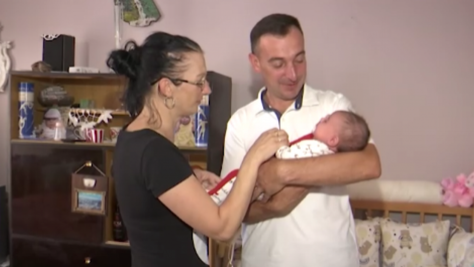 NA LANINO ROĐENJE SE ČEKALA DECENIJA! Celo srpsko selo na nogama, svi joj se obradovali!