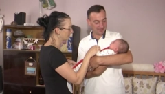 NA LANINO ROĐENJE SE ČEKALA DECENIJA! Celo srpsko selo na nogama, svi joj se obradovali!