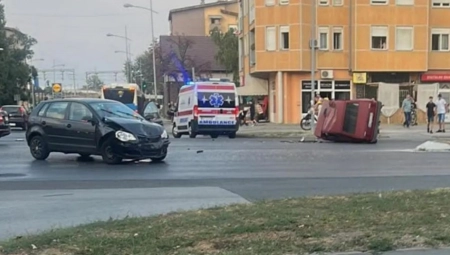 OD SILINE UDARA AUTOMOBIL ZAVRŠIO NA KROVU U sudaru dve osobe povređene