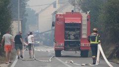 JADNI LJUDI! UNUK SE POSVAĐAO SA BAKOM I DEKOM, PA ZAPALIO KUĆU Mladić iz Lazarevca uhapšen zbog nasilja u porodici
