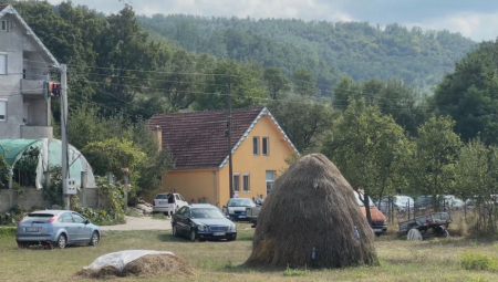 OVO JE KUĆA KOD NOVOG PAZARA U KOJOJ JE MUŠKARAC UBIO SVOJU SUPRUGU, PA IZVRŠIO SAMOUBISTVO Meštani u šoku nakon zločina (FOTO GALERIJA)