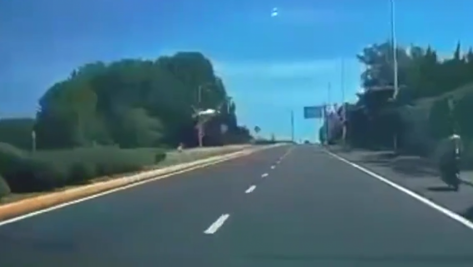 LJUDI U ŠOKU GLEDAJU ŠTA SE DEŠAVA Avion sleće nasred puta, kamera zabeležila dramatičnu scenu (VIDEO)