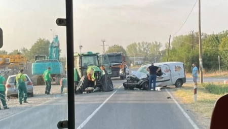 DIREKTAN SUDAR KOD RUMENKE  Sudarili se traktor i kombi