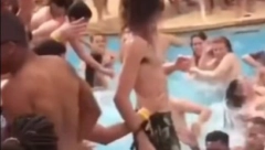 ISKORISTIO SLIČNOST SA ISUSOM DA NAPRAVI URNEBESAN SKEČ Kada se pojavio u bazenu, prisutni popadali od smeha - kao da je pravi! (VIDEO)