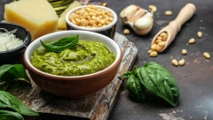 PESTO SOS SA BOSILJKOM Savršeno se meša sa špagetama i picom, a brže se pojede nego što se napravi