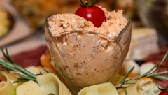 URNEBES SALATA ZA PRAVE GURMANE Aromatična i začinjena, daće šmek svakom jelu