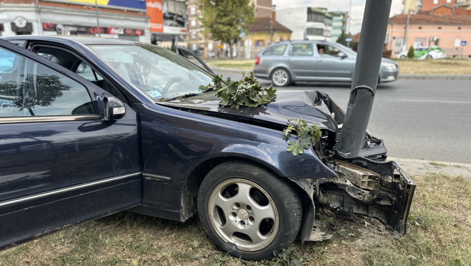 POGINULE DVE DEVOJKE IZ VALJEVA, IMALE SAMO 23 I 24 GODINE Audi sa petoro putnika sleteo u kanal!