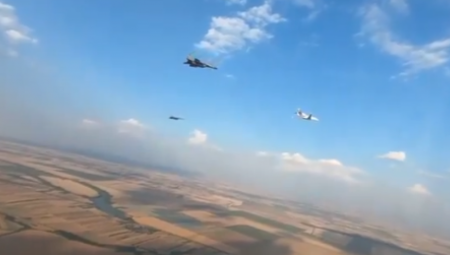 SRPSKI MIGOVI ČUVALI PREDSEDNIKA FRANCUSKE Evo kako su borbeni avioni dopratili Makrona (VIDEO)