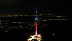 SIMBOLI BEOGRADA U ZNAKU PRIJATELJSTVA SRBIJE I FRANCUSKE U bojama trikolora su Kula Beograd, Avalski toranj, Brankov most i fontana na Slaviji