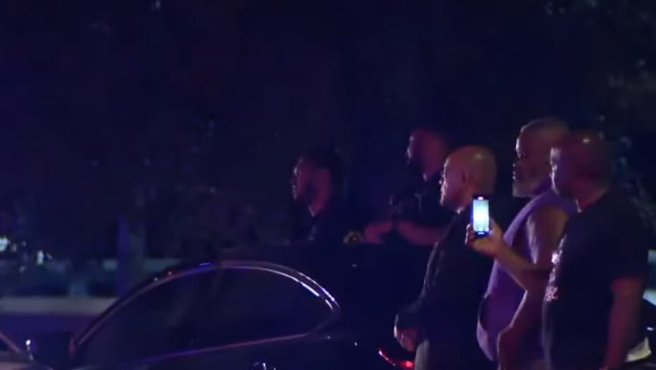 IZAŠAO IZ VOZILA SA DUGIM CEVIMA, PA KRENUO NA POLICIJU! U pucnjavi UBIJEN policajac, dvojica ranjena! (VIDEO)