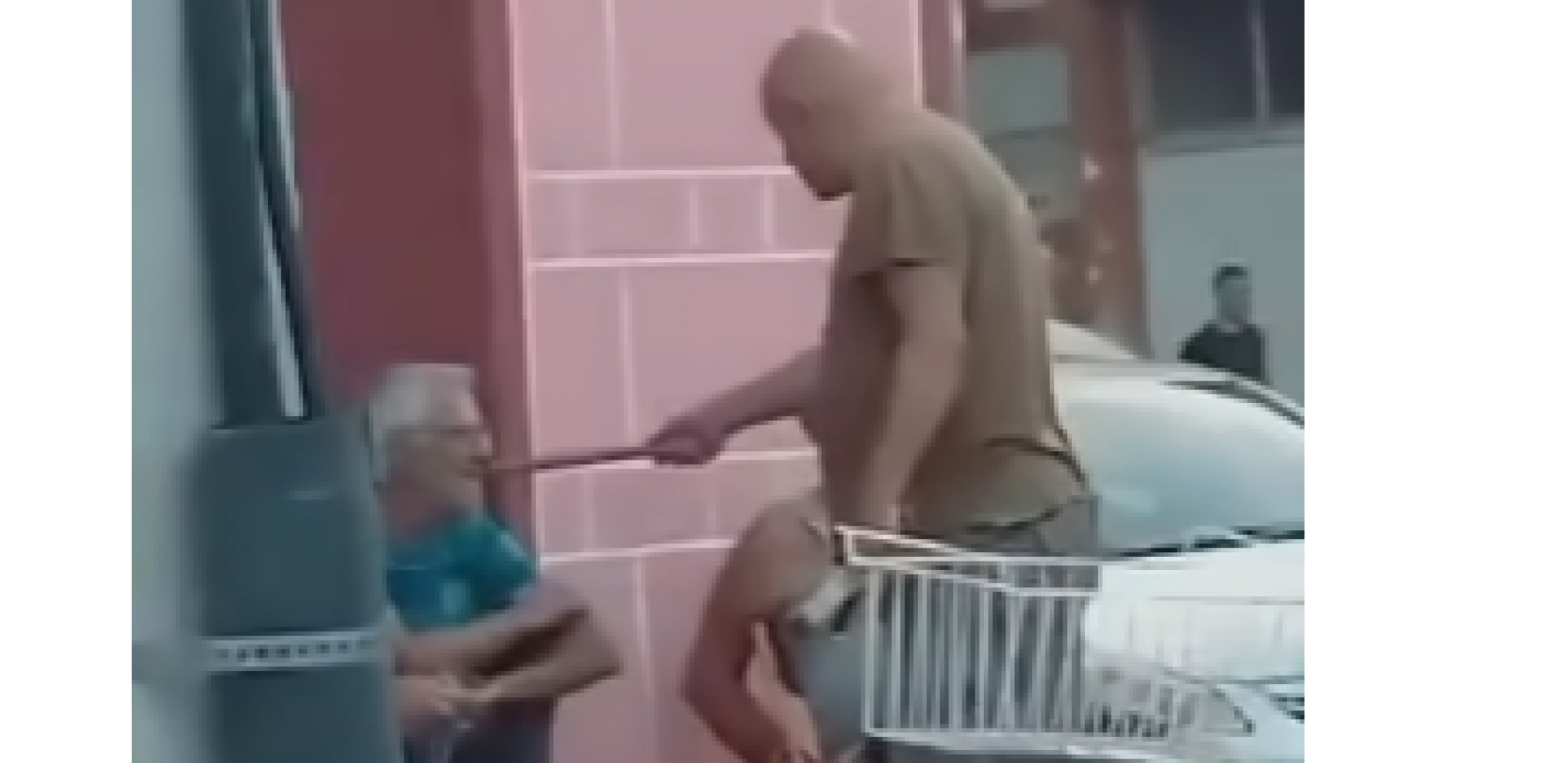 MUŠKARAC DRŽI NOŽ, PRETI DA ĆE ZAKLATI DEDU! Užas u Beloj crkvi: Jeziv snimak kruži društvenim mrežama! (VIDEO)