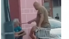 MUŠKARAC DRŽI NOŽ, PRETI DA ĆE ZAKLATI DEDU! Užas u Beloj crkvi: Jeziv snimak kruži društvenim mrežama! (VIDEO)