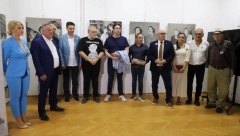 U okviru Filmskih susreta u Galeriji NKC otvorena izložba „Bata u 90 slika“
