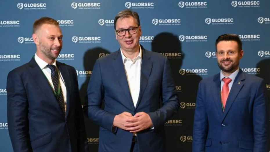U OVIM IZAZOVNIM VREMENIMA... Predsednik Vučić se upravo oglasio iz Praga (FOTO)