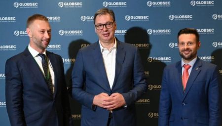 U OVIM IZAZOVNIM VREMENIMA... Predsednik Vučić se upravo oglasio iz Praga (FOTO)