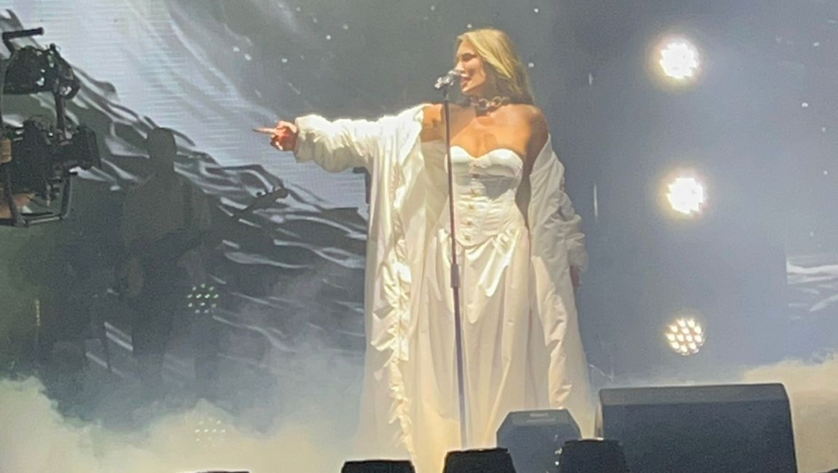 SENIDAH ODRŽALA KONCERT PRED PUNIM TAŠOM! Pevačica se sa knedlom u grlu obratila publici: Nikad mi se nije desilo da...