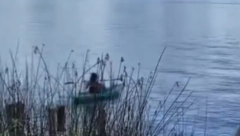 NENSI SREĆNO MAŠE NA JEZERU, A ONDA NASTUPA JEZIVA MISTERIJA Ovo je poslednji put kada je viđena živa (VIDEO)