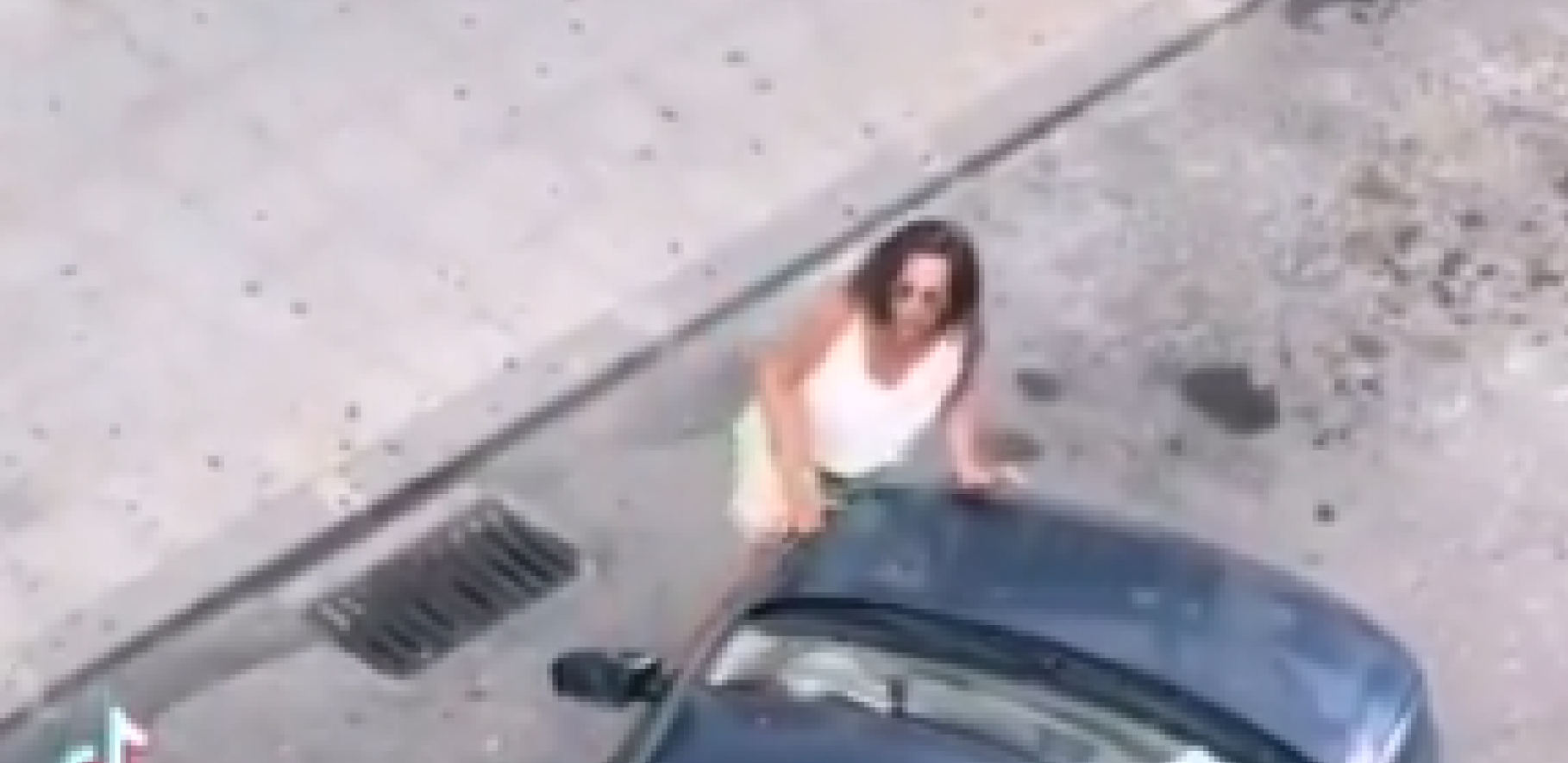 KAMERA SNIMILA UŽASAVAJUĆU BORBU OKO PARKING MESTA Situacija se usijala, vozač udara ženu kolima... (VIDEO)