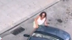 KAMERA SNIMILA UŽASAVAJUĆU BORBU OKO PARKING MESTA Situacija se usijala, vozač udara ženu kolima... (VIDEO)