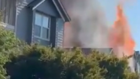 SRUŠIO SE AVION I RASPAO U DELOVE U SAD Nekoliko kuća je u plamenu, nije poznat broj putnika (VIDEO)
