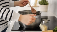 ISKIPI VAM SVE ŠTO KUVATE? Uz ovaj trik se to više neće dešavati, spasićete se ribanja šporeta!