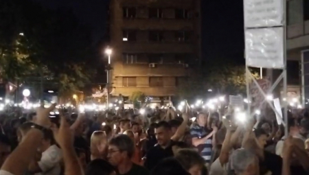 PRIMEREN KRAJ PROPALOG PROTESTA Osvetlili "mrak" litijumom iz baterija svojih mobilnih telefona - vređaju narodu zdrav razum!