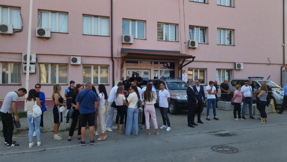 SRBI SE OKUPILI I ISPRED ZGRADE PIO FONDA U KOSOVSKOJ MITROVICI Žele da uđu na svoja radna mesta