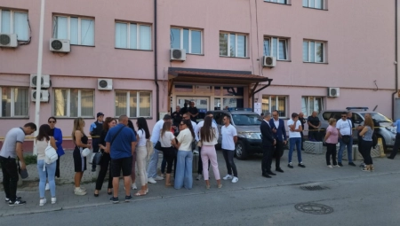SRBI SE OKUPILI I ISPRED ZGRADE PIO FONDA U KOSOVSKOJ MITROVICI Žele da uđu na svoja radna mesta