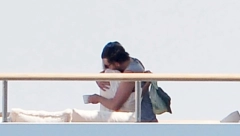 DUGO SU SE KRILI, ALI JE STRAST POBEDILA Poznati par snimljen kako se ljubi na moru, nisu skidali ruke jedno s drugog