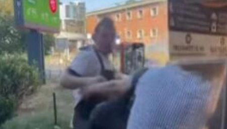 RADNIK PEKARE BRUTALNO ŠAMARA ŽENU NA BANOVOM BRDU! Pogledajte snimak stravičnog nasilja (VIDEO)