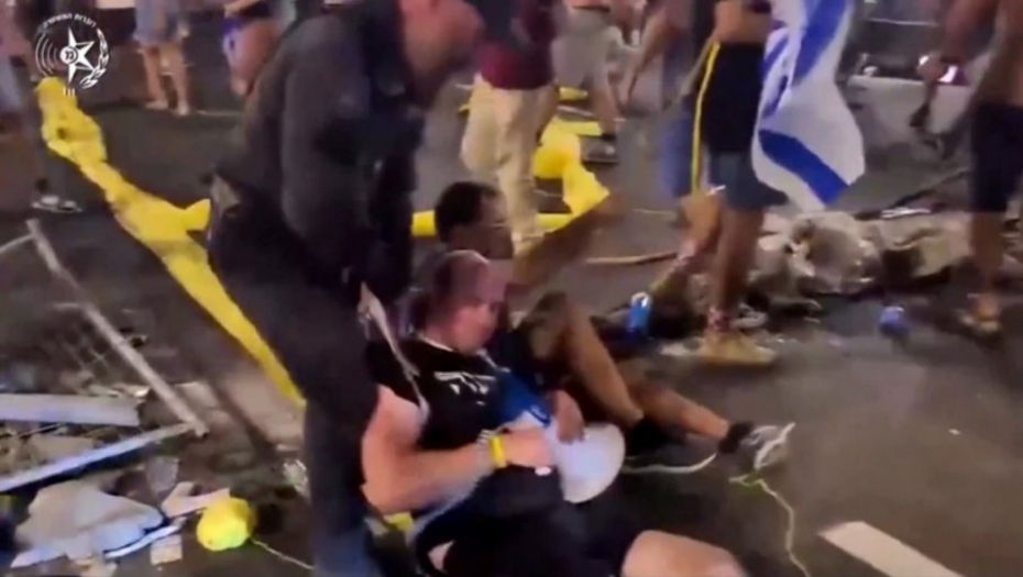 UZNEMIRUJUĆI SNIMCI! POLICIJA UBIJA OD BATINA DEMONSTRANTE U IZRAELU: Potpuni haos na ulicama, pesnice sevale na sve strane (VIDEO)