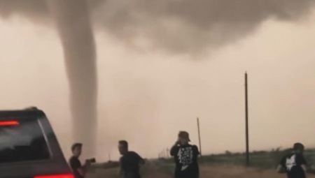 DA LI JE REALNO DA MU JE OVO POSAO? Bežanje od strahovitog tornada pretvorio u unosan biznis, preživeo je ono što niko nije! (VIDEO)