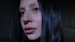 IZ CRNE U PLAVU Lejdi Gaga se vratila boji kose koja je proslavila, izgleda kao boginja u Veneciji, a ni verenik ne zaostaje!