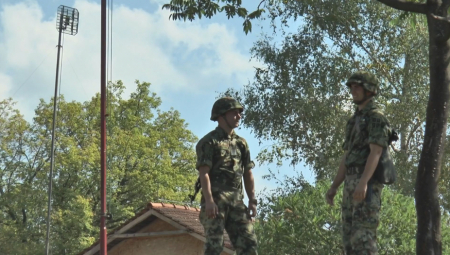 "HRANA JE BOLJA OD MAMINE, A TELEFON SMEMO DA KORISTIMO TEK NAKON OBUKE" Andrea je sa 24 godine dobrovoljno SLUŽILA VOJNI ROK i opet bi se vratila