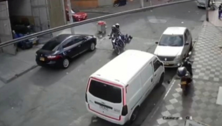 DEVOJKA POKUŠALA DA SPASE TORBU OD LOPOVA Vukli je motorom po asfaltu, završila sa jezivim povredama! (VIDEO)