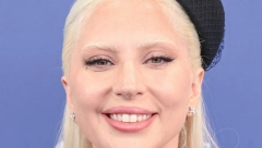 SMERNO, ODMERENO I SA MNOGO STILA, JEDAN KOMAD SE SA NJOM VRAĆA U MODU? Lejdi Gaga u kombinaciji u kojoj se baš retko viđa