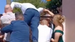 SNIMAK HAOSA NA SVADBI RAZBESNEO BALKAN Svatovi urlali, pevali, a onda je usledio nesvakidašnji incident!